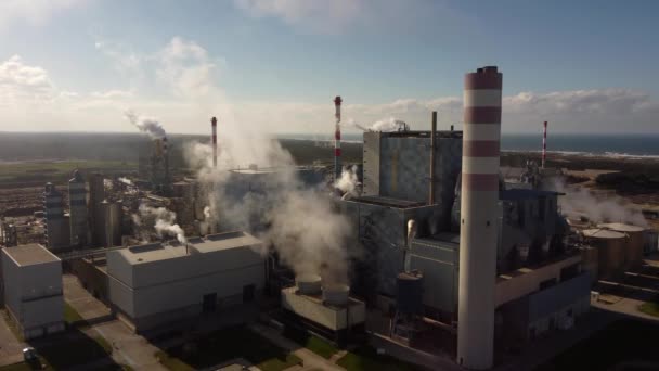 Emissões Vapor Chaminé Flutuante Através Edifícios Armazém Refinaria Fábrica Aumentando — Vídeo de Stock