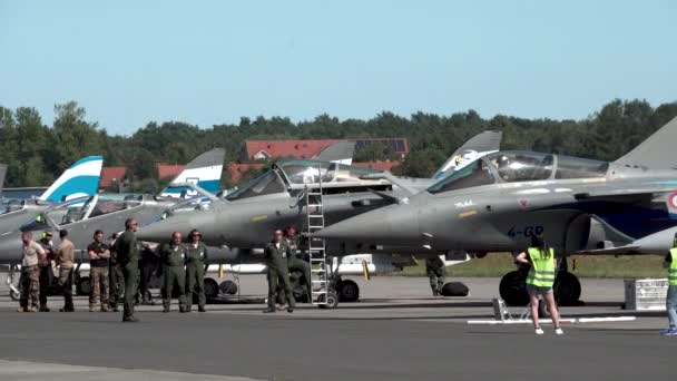 Piloten Die Voor Militaire Legervliegtuigen Staan Gdynia Aerobaltic Polen — Stockvideo