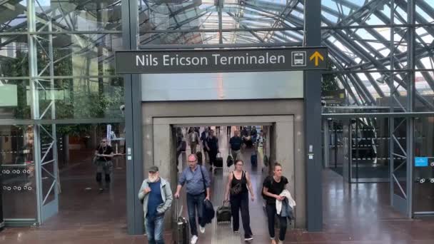 Sétáló Emberek Nils Ericsson Terminalen Göteborg Svédország — Stock videók