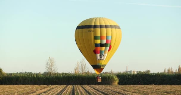 Balão Amarelo Quente Voando Sobre Campos Rurais Coruche Ribatejo Portugal — Vídeo de Stock