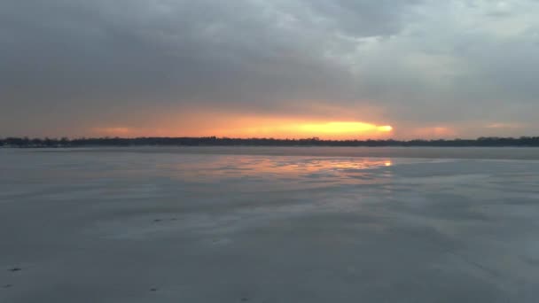 Een Bevroren Meer Een Winter Bewolkte Middag Tijdens Zonsondergang Bde — Stockvideo