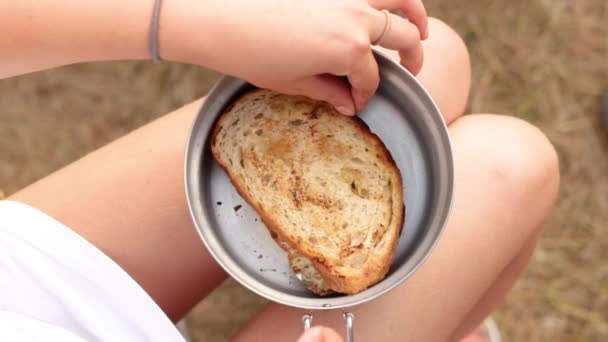 Vrouwelijke Schoonmaakster Sandwich Van Folie Bak Buitenvakantie Close — Stockvideo