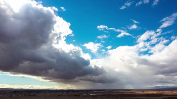 在莫哈韦沙漠上空移动的大块风暴云向加利福尼亚城倾泻雨水 空中超高落差 — 图库视频影像