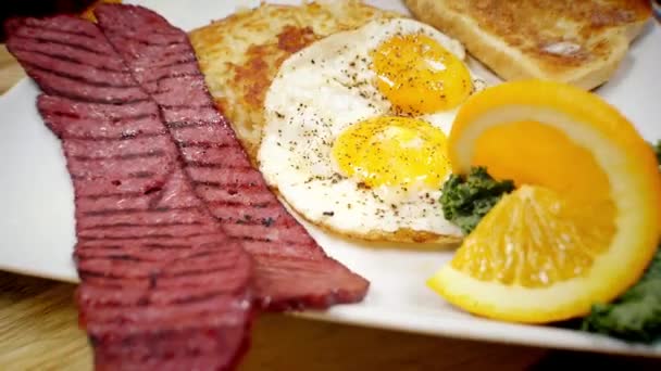 Morgon Bacon Frukost Tallrik Roterande Trä Dish Innehåller Hälsosam Bacon — Stockvideo