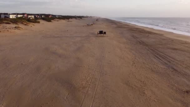 Letecké Létání Prázdná Písečná Pláž Časných Ranních Hodinách Levé Straně — Stock video
