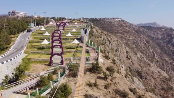 Drohnen Blick Über Eine Hängebrücke Zum Gipfel Des Raghadan Forest — Stockvideo