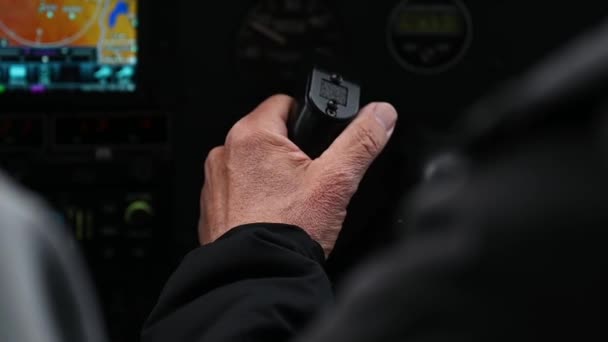 Zbliżenie Starszego Pilota Latającego Cessną 182 Przez Turbulencje Ręczne — Wideo stockowe