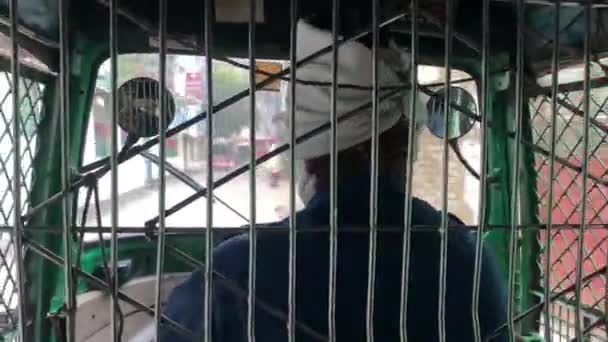 Conductor Rickshaw Guiarlo Través Calles Estrechas Ciudad Viaje Pasajeros Pov — Vídeo de stock