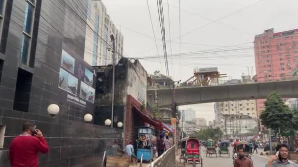 Menschen Und Rikschas Auf Den Straßen Von Dhaka Unter Einer — Stockvideo