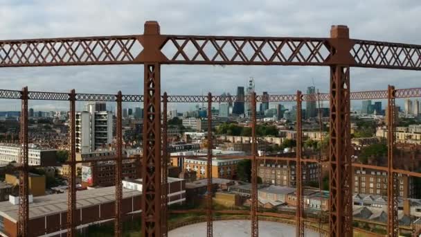 Vliegen Dicht Bij Victoriaanse Bethnal Green Gashouders Met Grijze Wolkenkrabbers — Stockvideo