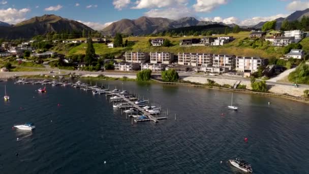 湖边有现代化的酒店和小港口 新西兰瓦纳卡 晴天空中鸟瞰 — 图库视频影像
