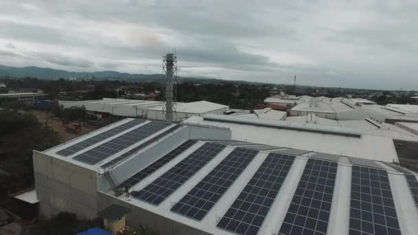 将一个完整的日本太阳能屋顶面板安装在以城市为背景的以碳排放为背景的食品仓库的轨道上 — 图库视频影像