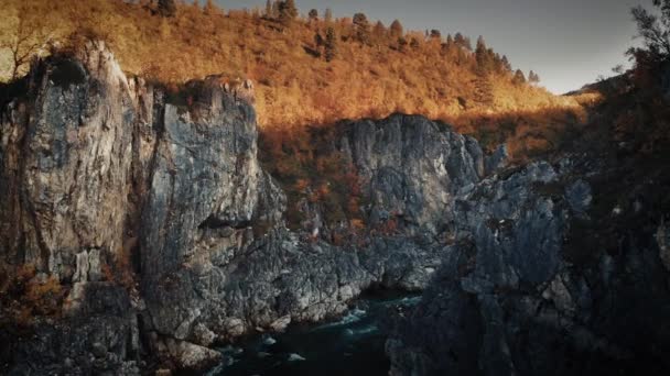 Flygfoto Över Fjällälven Som Flyter Långsamt Den Djupa Ravinen Ljus — Stockvideo