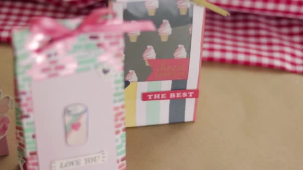 Cadeaux Saint Valentin Des Boîtes Bonbons Artisanat Scrapbook Panoramique — Video