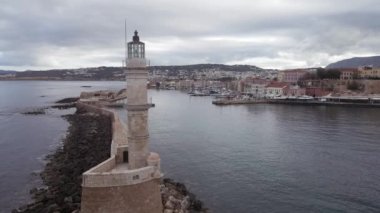 Yunanistan 'daki Eski Venedik limanına karşı Chania Deniz Feneri. Hava ileri