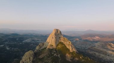 Bernal kayasının panoramik görüntüsü, sinematik.