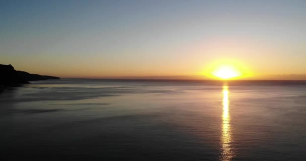 英吉利海峡地平线上金黄色晨曦的空中景观 兼评西德茅斯海岸线轮廓左图 — 图库视频影像