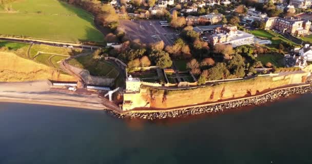 Vista Aérea Torre Relógio Jardins Connaught Com Cidade Sidmouth Fundo — Vídeo de Stock