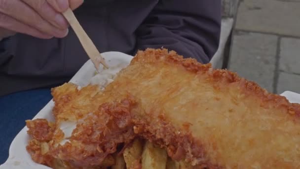 吃美味的破 碎的英式炸鱼和薯片 — 图库视频影像