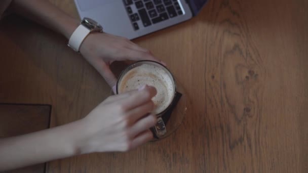 Жінка Випиває Гарячу Каву Під Час Роботи Ноутбуці Столі Високий — стокове відео
