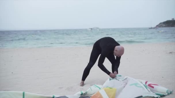 Man Wetsuit Setting His Power Kite Kitesurfing Beach Mallorca Island — Vídeo de Stock