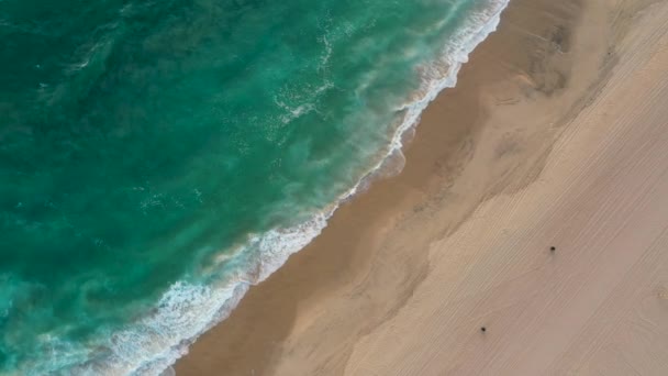 Wellen Krachen Auf Den Strand Erstaunliche Und Schöne Luftaufnahme Der — Stockvideo