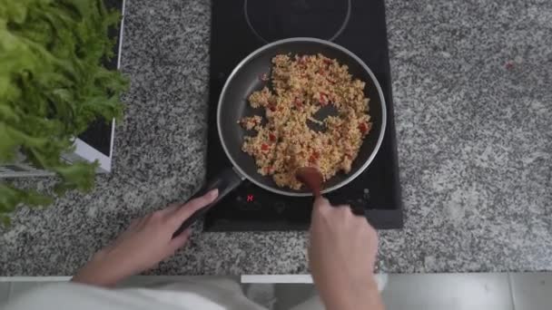 Persona Que Cocina Comida Sana Del Arroz Marrón Usando Una — Vídeo de stock