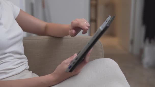 Afbeelding Van Een Vrouw Die Thuis Haar Tablet Rondsnuffelt Middelmatig — Stockvideo