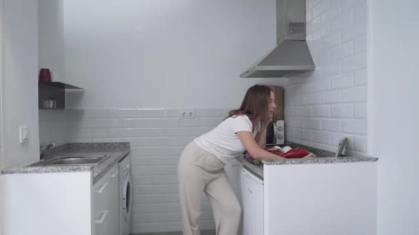 Giovane Donna Che Tira Fuori Coltello Tagliere Cassetto Della Cucina — Video Stock