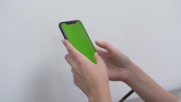 Mujer Escribiendo Teléfono Móvil Con Una Pantalla Verde Cerca — Vídeo de stock