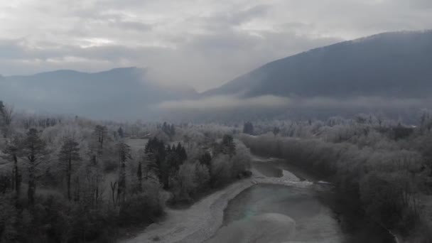 Luftaufnahme Von Kleinem Fluss Und Tal Frostigem Wintermorgen Düster Kalte — Stockvideo