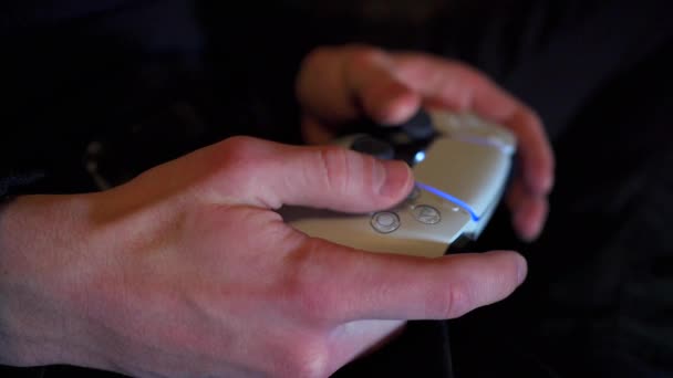 Tangan Seorang Gamer Bermain Dengan Remote Game Nirkabel Kontroler Menutup — Stok Video