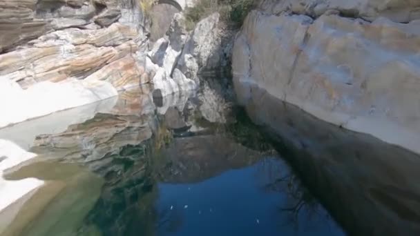史诗式的Fpv无人驾驶飞机在一个小悬崖上飞行 在瑞士荒原上有一条河 — 图库视频影像