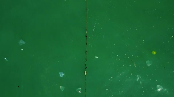 受污染海洋中的渔网 漂浮的塑料废物 空中渔网 — 图库视频影像
