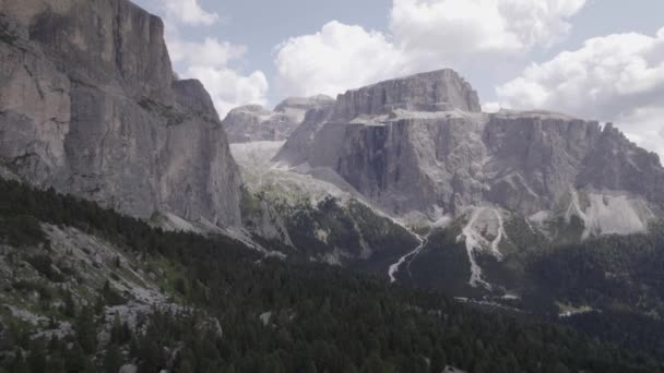 水平線の山と セラ峠を越えて 前面の平面進行中のドローンビデオ — ストック動画