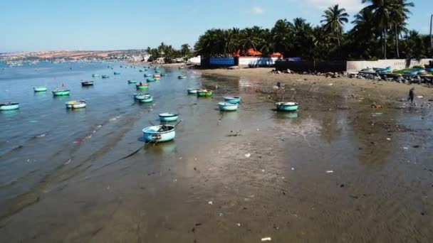 Круглые Традиционные Вьетнамские Коралловые Лодки Плавают Грязном Загрязненном Пляже — стоковое видео