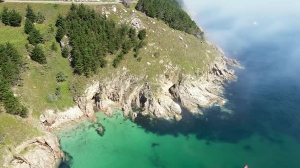 海によって松の木と美しい岩崖の山の丘の上の空中ドローン飛行 Corua Galicia スペインの海岸線で澄んだ水と穏やかな海 — ストック動画