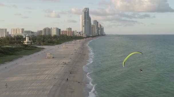 Parapente Motorizado Voa Baixo Sobre Arenoso Miami Beach Sol Tarde — Vídeo de Stock