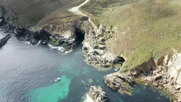 Okyanus Kıyısındaki Antik Değirmenleri Galiçya Corua Spanya Kıyılarında Açık Denize — Stok video
