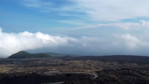 Auto Projíždí Zakřivené Silnici Vulkánské Etně Ostrově Sicílie Itálii — Stock video