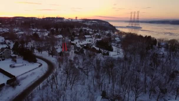 Aerial Πετώντας Πάνω Από Σπίτια Στην Ακτή Του Ποταμού Lawrence — Αρχείο Βίντεο