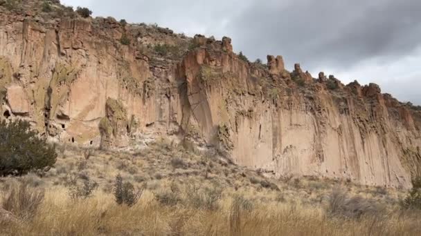 Rugged Golden Vertical Canyon Cliff Walls Bandelier Nat Monument — Stock video