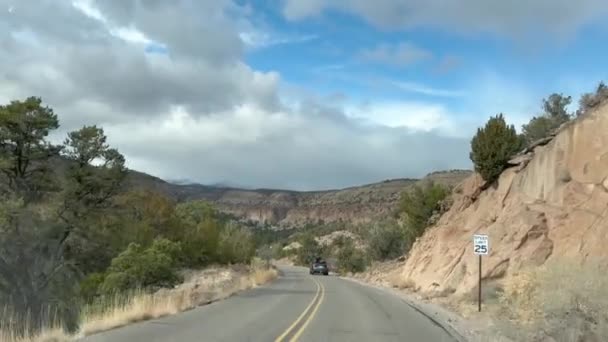 Pov Οδήγηση Αυτοκινητόδρομο Προς Bandelier Εθνικό Μνημείο Στο Νέο Μεξικό — Αρχείο Βίντεο