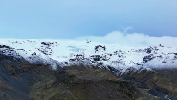 Flygfoto Över Haalda Med Snötäckta Bergskedja Bakgrunden Södra Island — Stockvideo