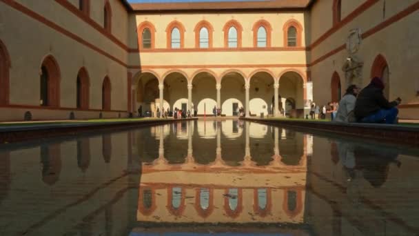 Tilt Van Dukes Binnenplaats Zwembad Bij Sforza Castle Castello Sforzesco — Stockvideo