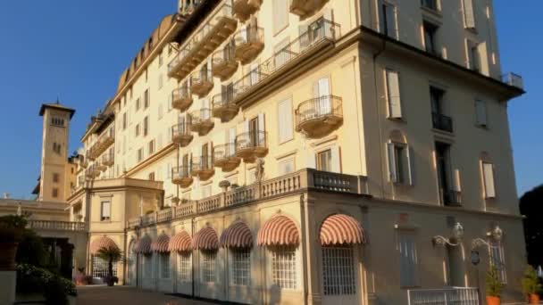 意大利斯特里萨豪华大酒店的后视镜和倾斜 慢动作 120Fps — 图库视频影像