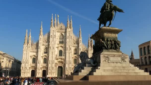 Vittorio Emanuele Reiterdenkmal Und Dom Von Mailand Schwenken Der Zeitlupe — Stockvideo