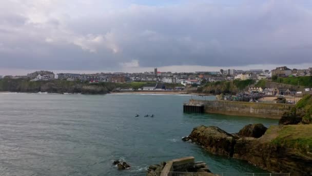 Filmación Aérea Kayakers Mar Saliendo Newquay Harbour Inglaterra — Vídeo de stock