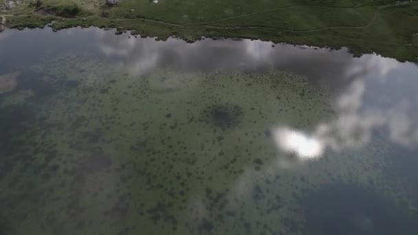 Descrittivo Video Drone Aereo Frontale Sul Lago Valparola Con Montagne — Video Stock