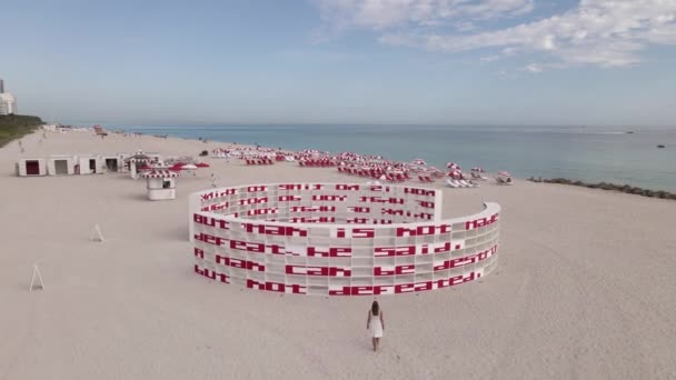 Antenne Vrouw Witte Jurk Loopt Naar Kunst Installatie Miami Beach — Stockvideo